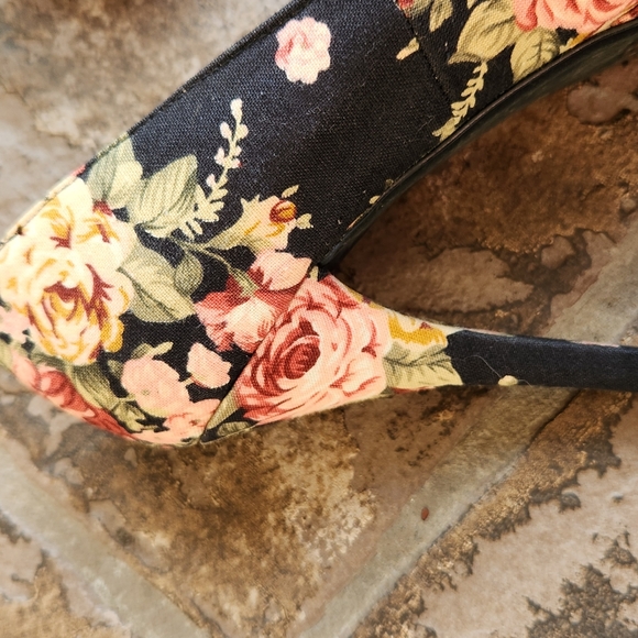 Floral raised heels - Picture 2 of 3